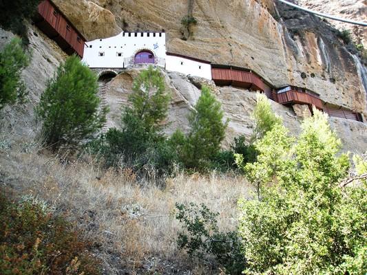 Ο γκρεμός, στις σπηλιές του οποίου κατέφευγαν οι κάτοικοι της Ζάχολης για να ξεφύγουν από τις σφαγές των Τούρκων, δικαιωματικά αφιερώθηκε, μετά την απελευθέρωση, στην Παναγία, ναός της οποίας φτιάχτηκε σε σπηλιά στη ρίζα του βράχου. Τα υπόλοιπα κτίσματα ε - by spidrman 