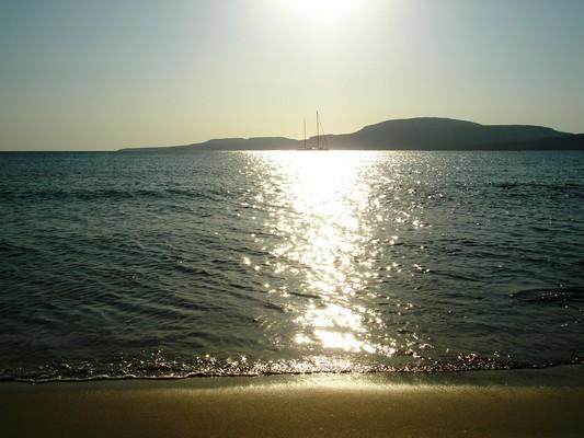 Agios Charalampos, Paros, Paros Island Η παραλία Σίμος στην Ελαφόνησο Λακωνίας  Το φως του δειλινού δίνει στον Σίμο δικαιωματικά τον τίτλο της πραγματικά χρυσής παραλίας! - by spidrman 