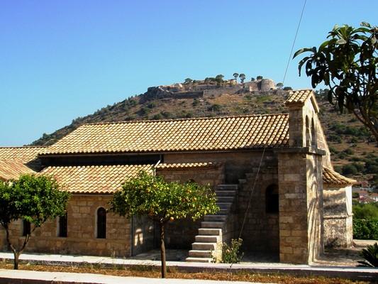 Tsekouri, Parga, Preveza Ι. Μονή Μηλαπιδιάς (Αγίου Ανδρέα), Κεφαλλονιά.  Ο παλιός ναός, με το κάστρο του Αγίου Γεωργίου να διακρίνεται πίσω του, πάνω στο λόφο. - by spidrman 