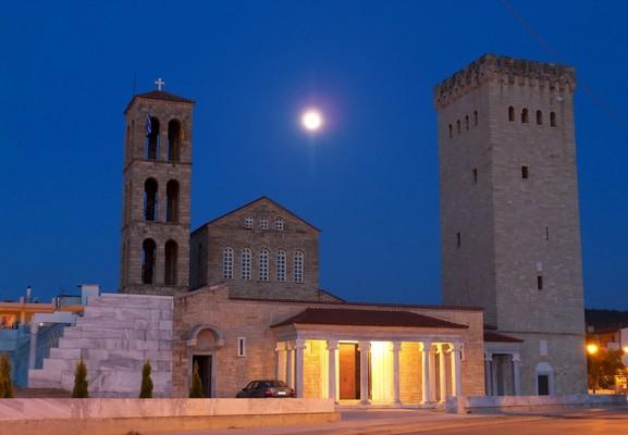 Το φεγγάρι ανατέλλει, πίσω από τον Ιερό Ναό της Παναγίας Φανερωμένης, τον μοναδικό στον κόσμο ναό σύγχρονα χτισμένο στα πρότυπα παλαιοχριστιανικής βασιλικής! - by spidrman 