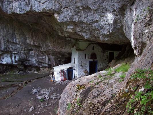 Λίγο πιο κάτω από την Παλαιά Μονή Αγίου Διονυσίου και δίπλα στο μονοπάτι του φαραγγιού του Ενιπέα, το σπήλαιο στο οποίο ασκήτεψε ο άγιος έχει και πηγή νερού στο βάθος του. - by spidrman 