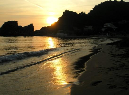 Grampronisi Island Παραλία Κοντόγιαλος, Πέλεκας, Κέρκυρα.  Ηλιοβασίλεμα στην όμορφη παραλία! - by spidrman 