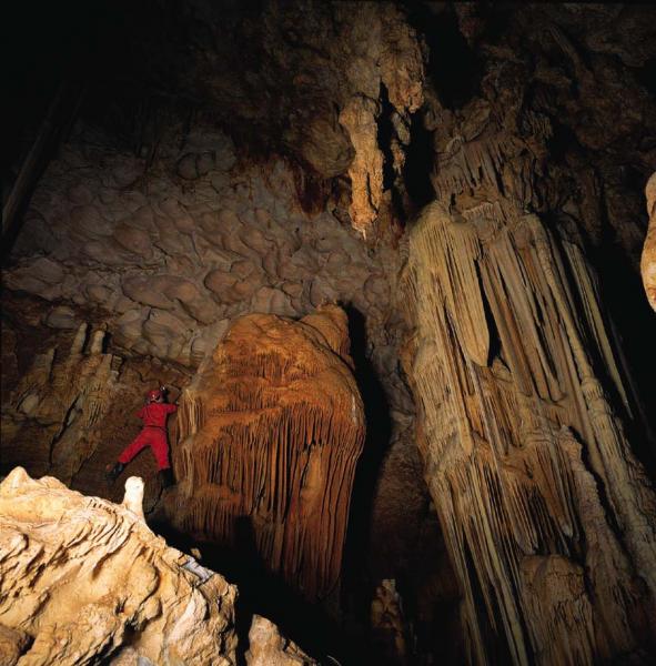 Σπηλαιολόγοι εν ώρα δράσης εντός του σπηλαίου
