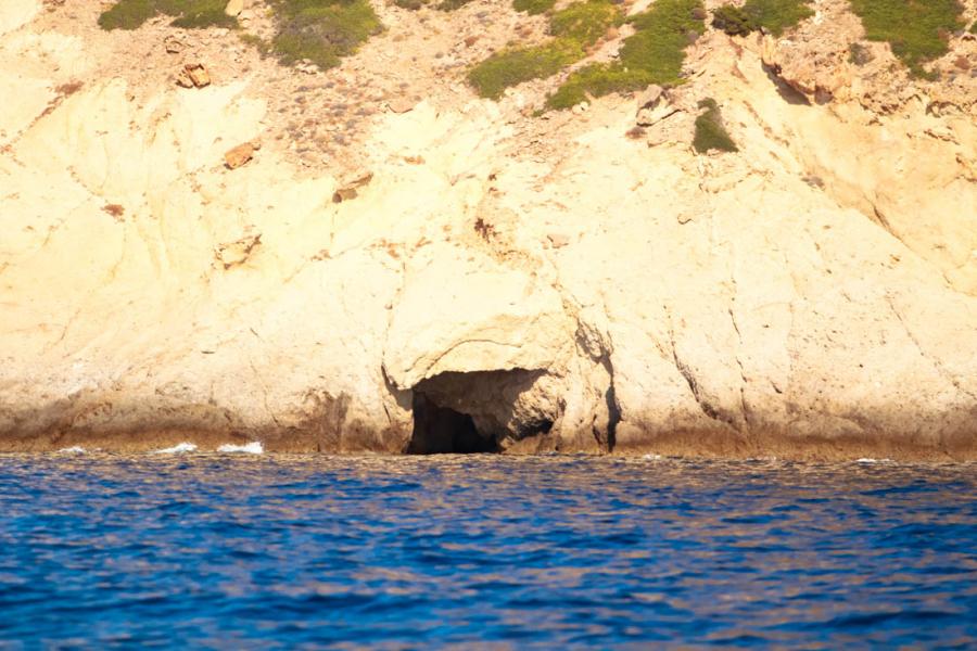 Gerakia cave in Kimolos - by adampao 