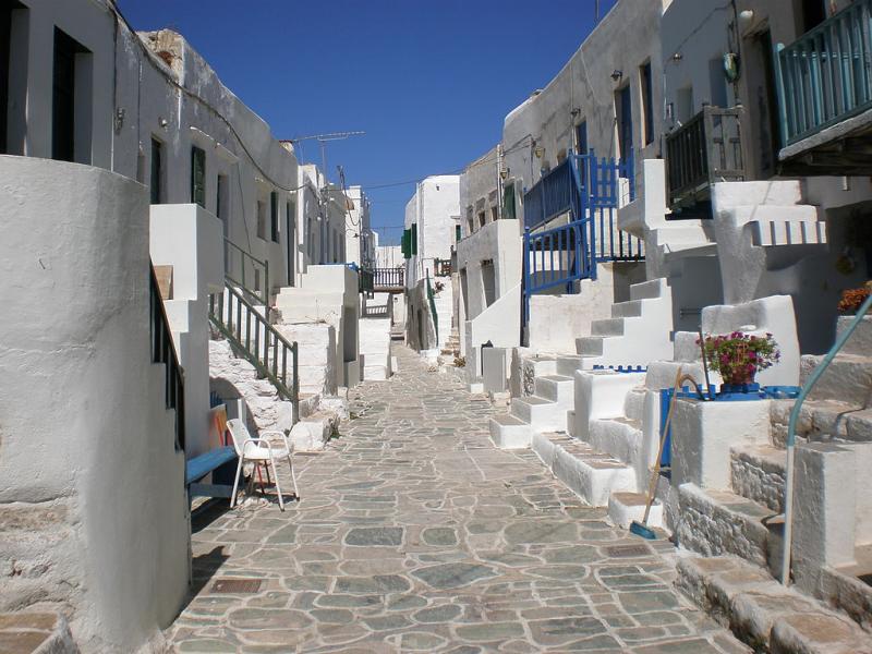 Folegandros Chora, Folegandros, Folegandros Island Kastro Folegandros  photo by Pel thal commons.wikimedia.org/wiki