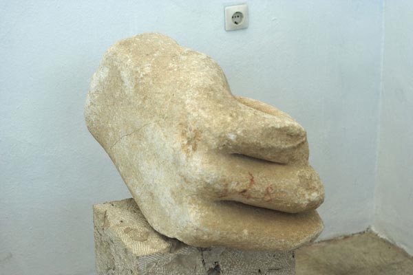 Amiriani, Agrafa, Evrytania Hand from the Colossus  photo by Zde, wikipedia.org